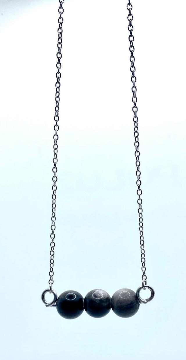 Pendentif Trio en Obsidienne Argentée – Élégance et Protection