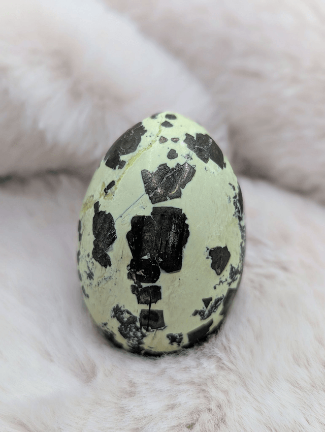 Œuf en Serpentine avec Cristaux de Pyrite – 177g