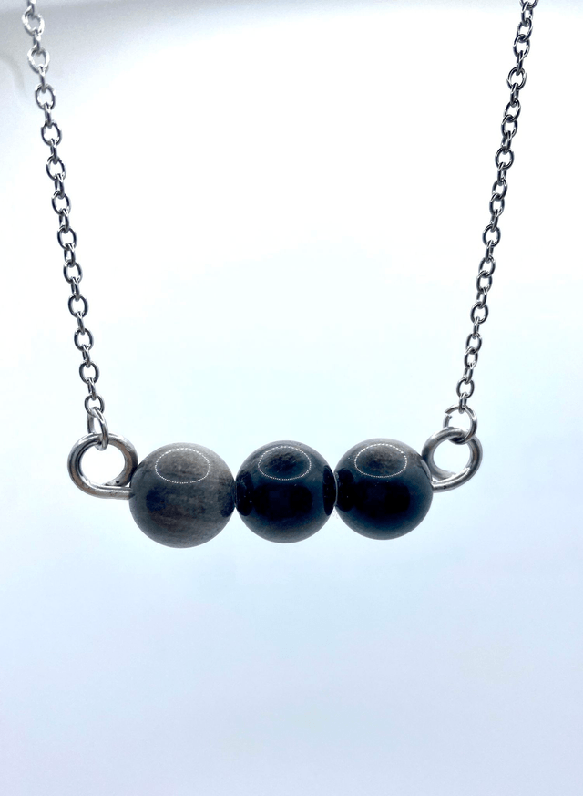 Pendentif Trio en Obsidienne Argentée – Élégance et Protection