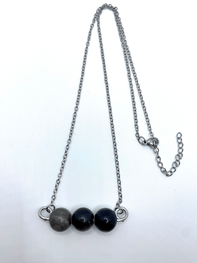 Pendentif Trio en Obsidienne Argentée – Élégance et Protection