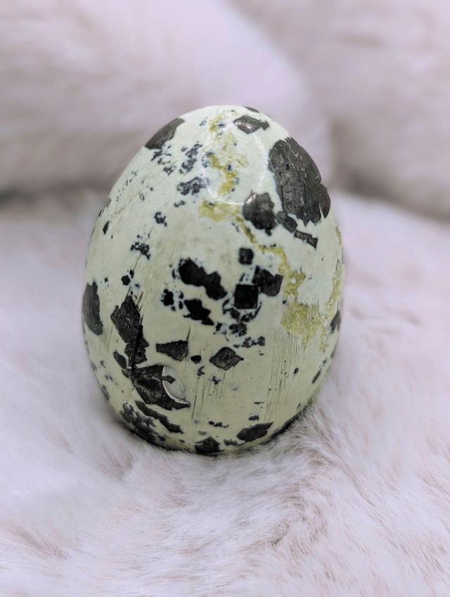 Œuf en Serpentine avec Cristaux de Pyrite – 177g
