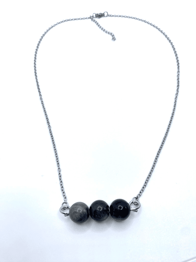 Pendentif Trio en Obsidienne Argentée – Élégance et Protection